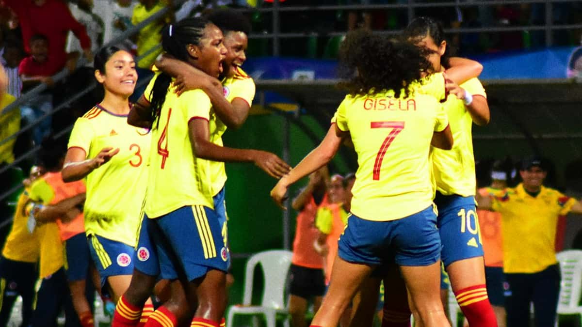 Las jugadoras colombianas celebran la victoria contra Venezuela.