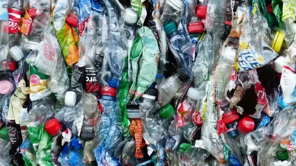 Colombia da un paso para eliminar la contaminación por plásticos en el país