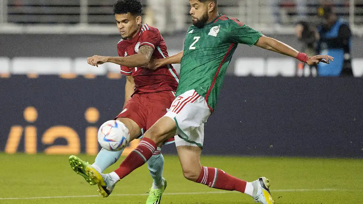 Luis Díaz (izq.) durante el partido entre Colombia y México.