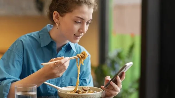 El uso del teléfono móvil durante las comidas aumenta el riesgo de obesidad, según estudios