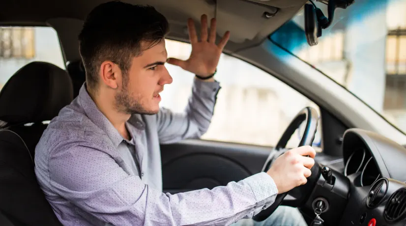 La multa que le puede caer por conducir sin gafas o lentes de contacto