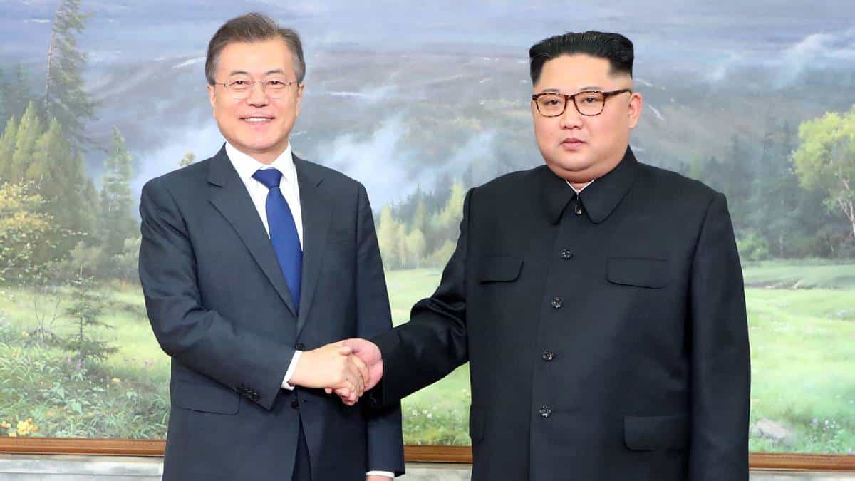 Presidente de Core del Sur Moon Jae-in (izquierda) junto a Kim Jong-un, de Corea del Norte.