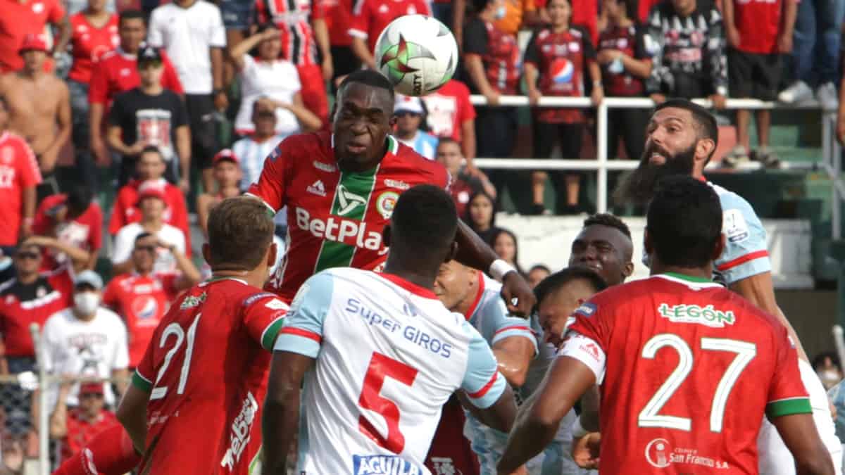 Jugadores de Cortuluá vs América en la fecha 4 de Liga BetPlay 2022-I