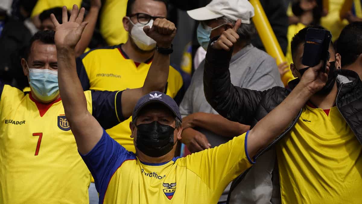 Autoridades de Ecuador temen rebrote covid tras partido de fútbol