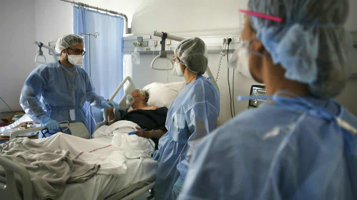 Francia podría terminar el año con 100.000 casos diarios de covid