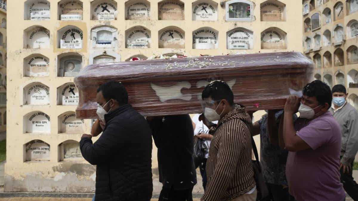 Foto: Oscar Rosario - AFP. Perú alcanzó la tasa de muertes por covid-19 más alta del mundo.
