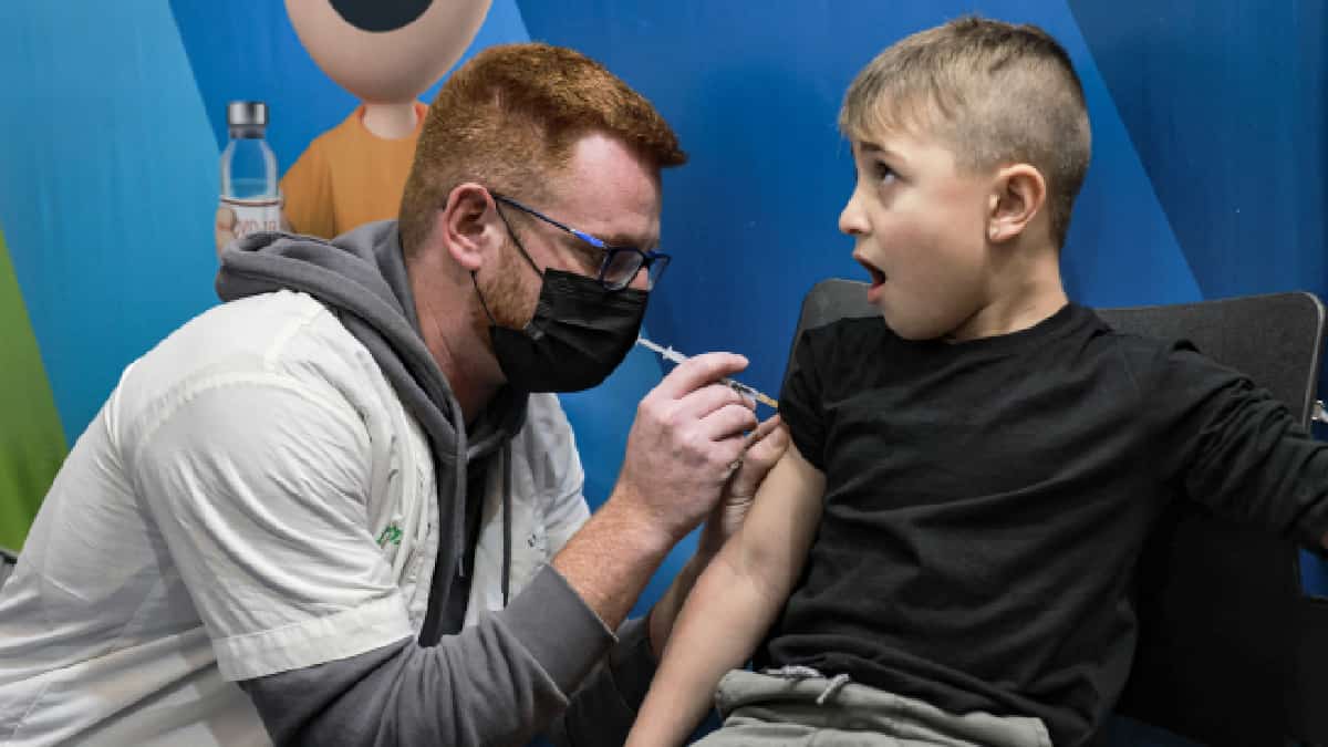 Foto: AFP OMS pide mayores medidas de prevención covid en niños