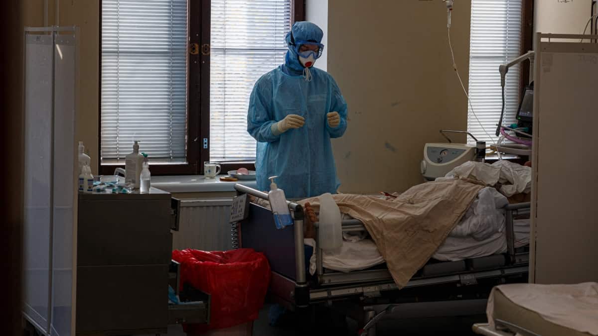 Rusia registró tercer récord consecutivo de muertos y contagios por covid-19