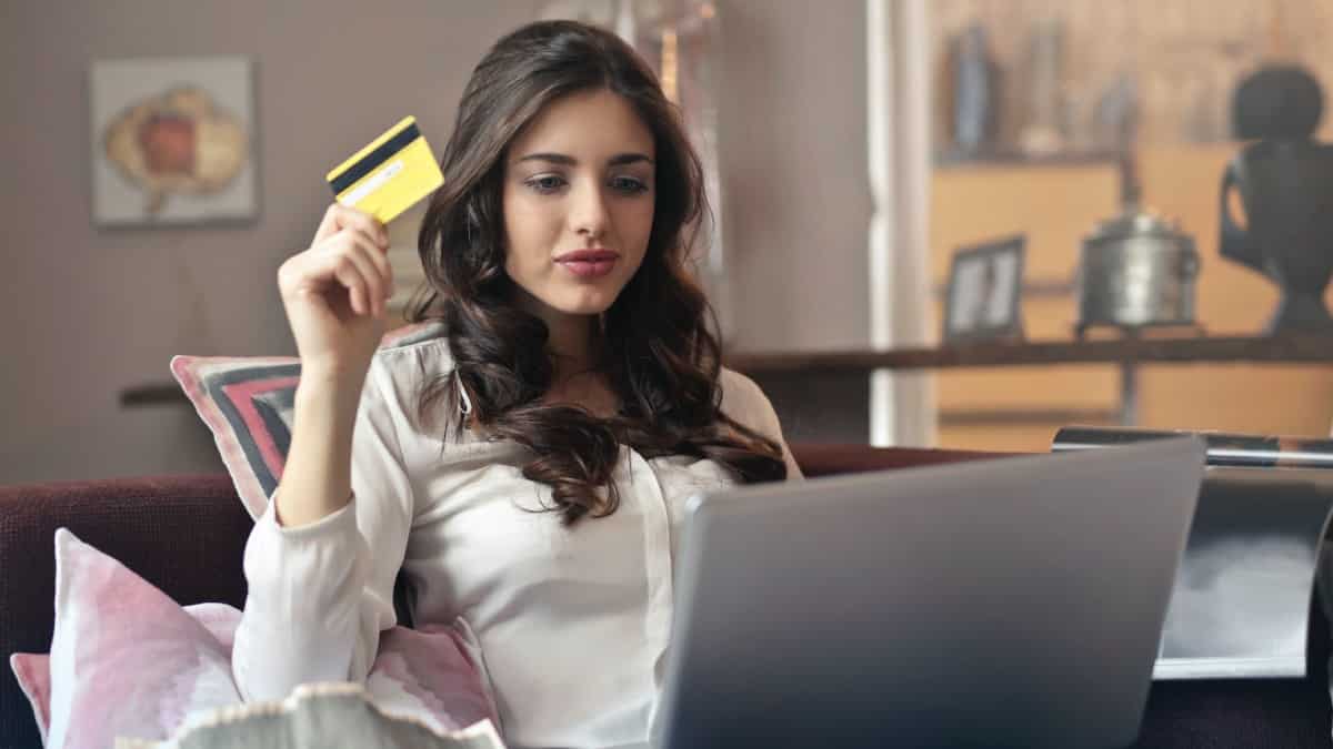 Una joven realizando transacciones digitales en su laptop