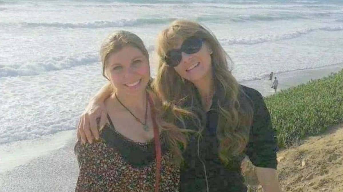 Anastasia Lechtechnko junto a su madre