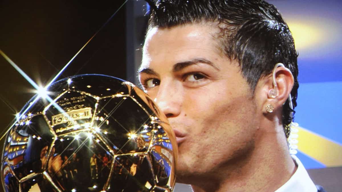 Cristiano Ronaldo ganando el Balón de Oro de France Football