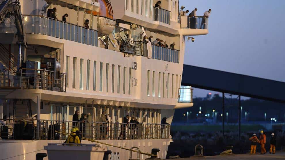 Evacúan a pasajeros de crucero con casos de coronavirus que estaba en Uruguay