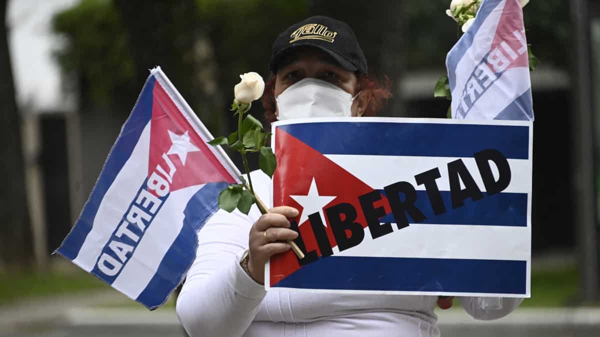 Policía cubana hace presencia en masa ante llamado a manifestaciones
