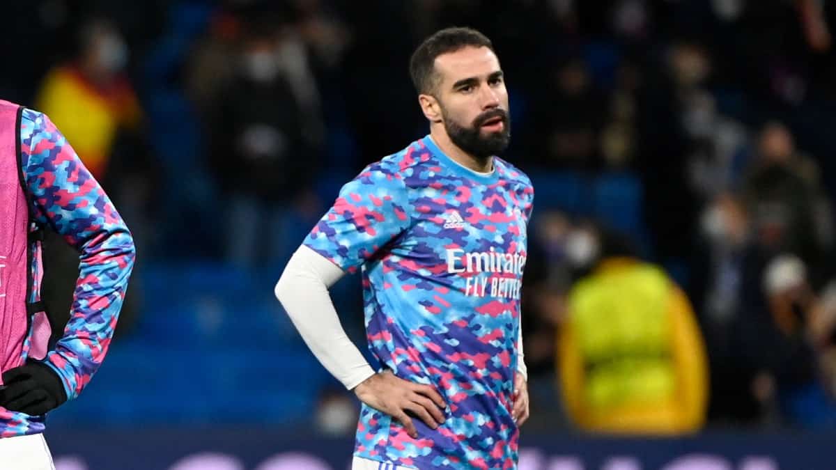 Dani Carvajal, positivo par covid, calentando previo a un partido de Real Madrid