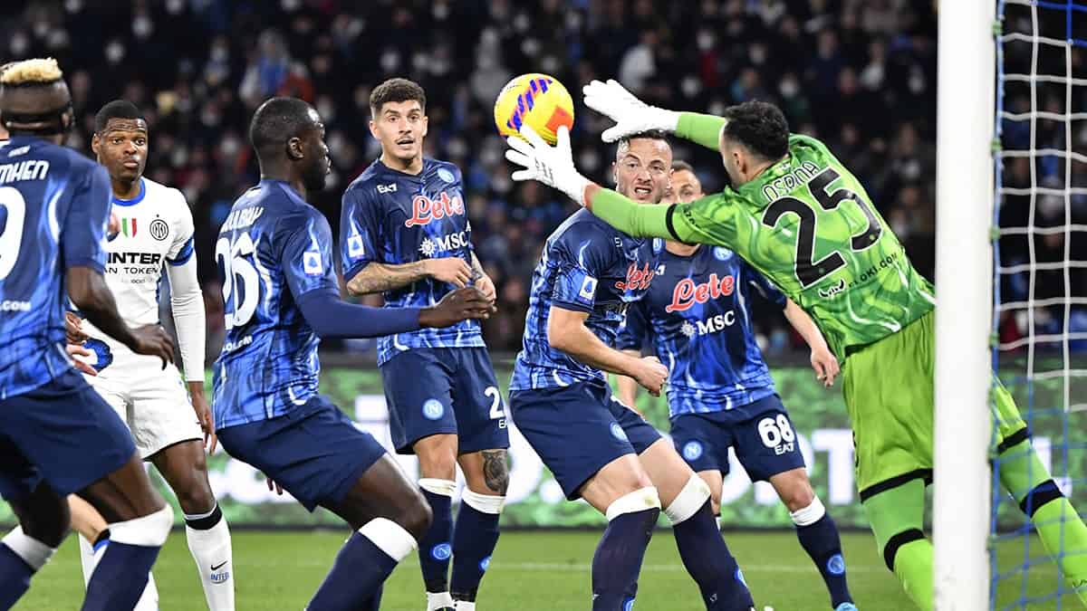David Ospina atajando un tiro de esquina en Napoli vs inter