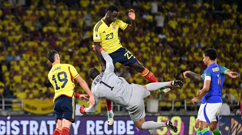 ¿Nuevo convocado? Néstor Lorenzo ya tendría el reemplazo de Davinson Sánchez ante Paraguay