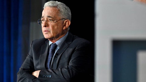 Álvaro Uribe deberá ir a juicio por soborno a testigos