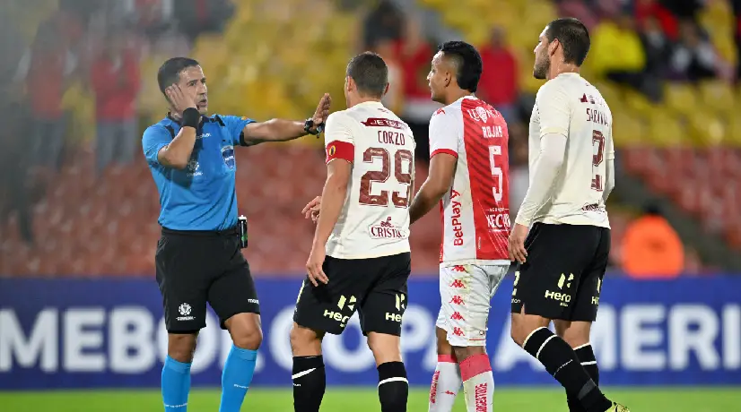 Decisiones polémicas del VAR en Santa Fe-Universitario