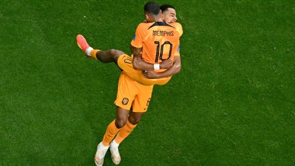Depay y el primer festejo en los octavos de Catar 2022: gol contra EE. UU.