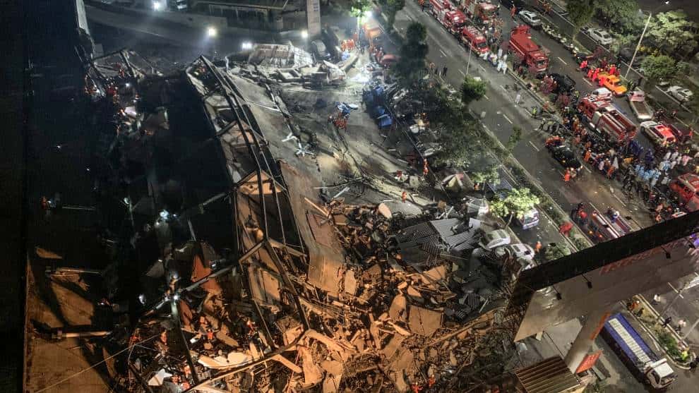 Hotel se derrumba en China y deja al menos 70 personas atrapadas