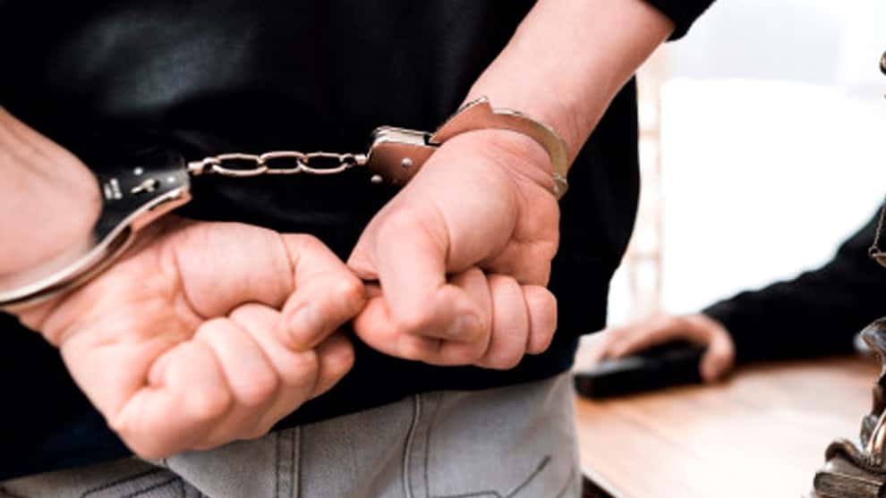 Uno de los dos candidatos será elegido estando preso.