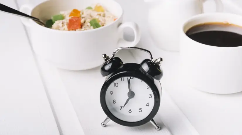 Desayunar y cenar tarde aumenta el riesgo de padecer enfermedades cardiovasculares, según estudio