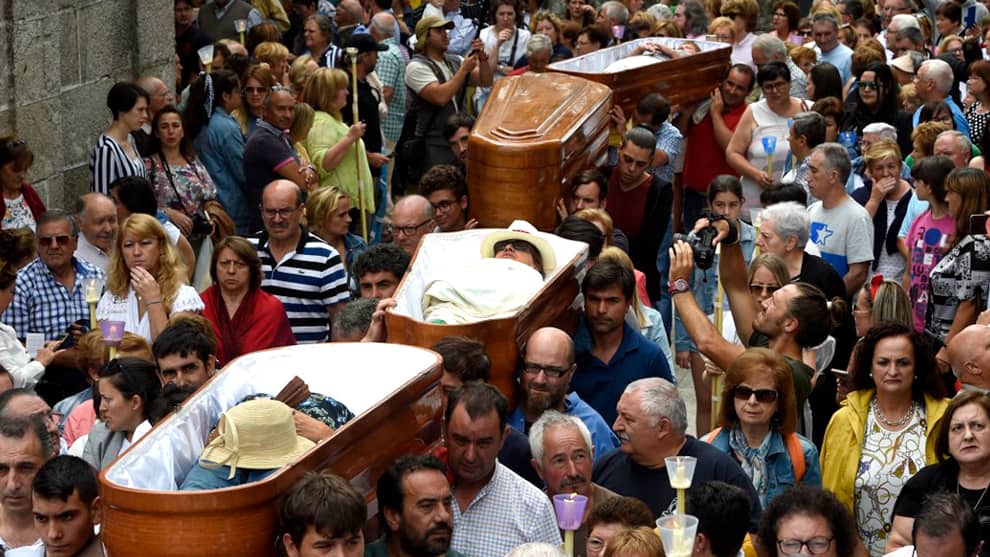 Tradicional desfile de ataudes en España