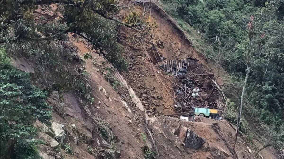 Paso restringido a un carril en vía Calarcá- Cajamarca por deslizamiento