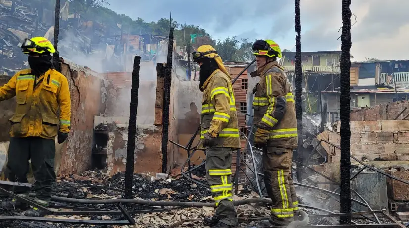 Imágenes del incendio que consumió viviendas en Bogotá