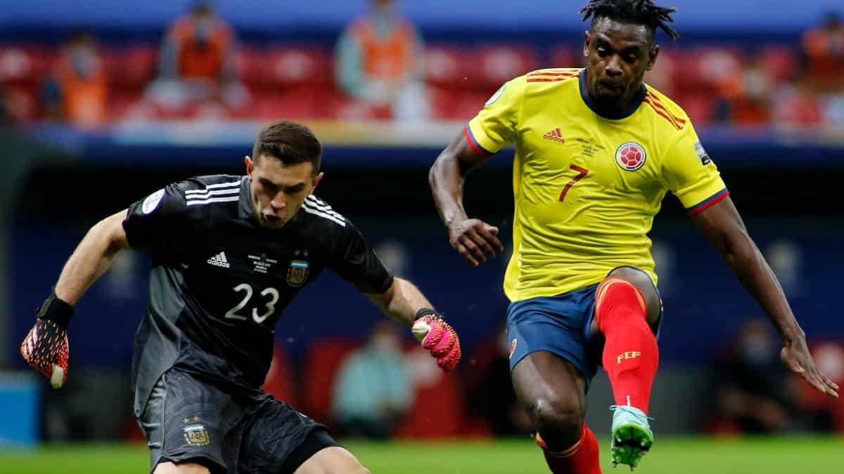 Dibu Martínez vs Colombia