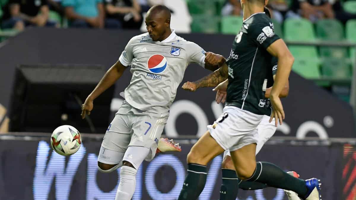 Diego Herazo disparando al arco defendido por Guillermo de Amores en Cali vs Millonarios.