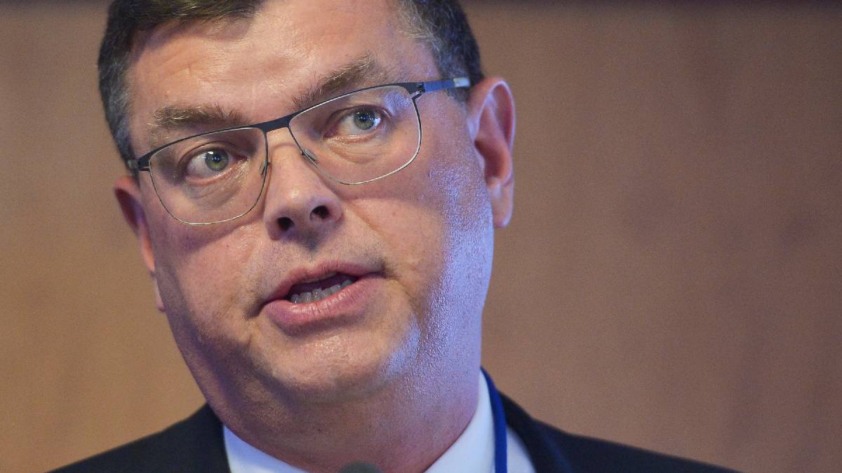 Renuncia ministro de Agricultura danés por "errores" con visones