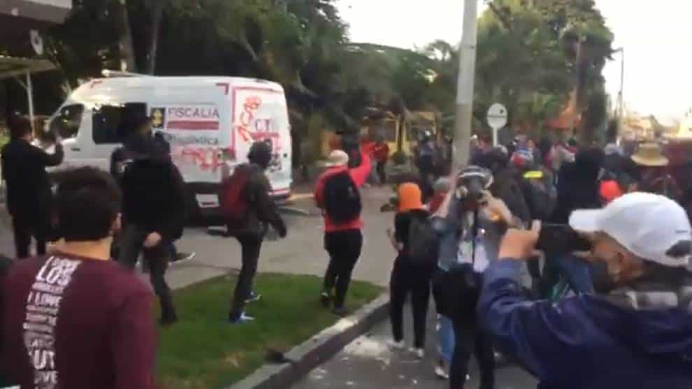 Se registran fuertes disturbios frente al CAI de Villa Luz en Bogotá