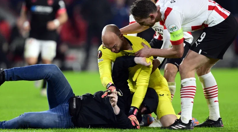 Dmitrovic incidente con aficionado en PSV-Sevilla: Europa League