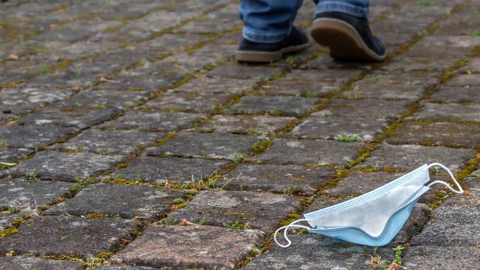 Así debe desechar guantes y tapabocas para que no terminen en el mar