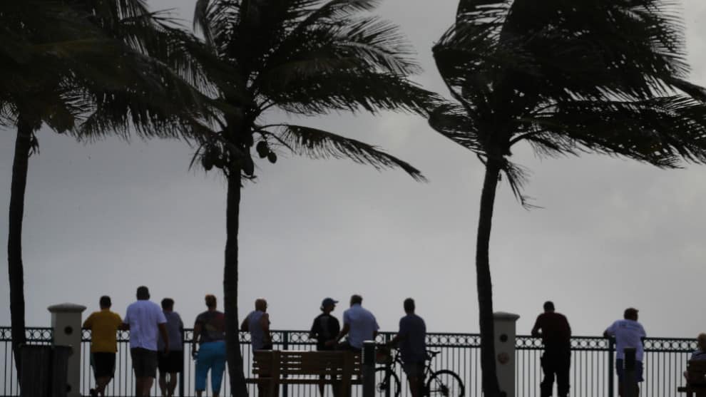 En Florida se preparan para recibir al huracán Dorian. Foto: AFP