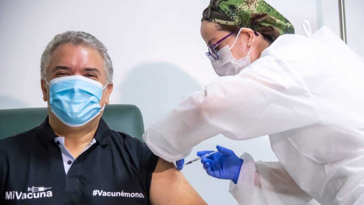 El presidente Iván Duque es vacunado contra el covid-19