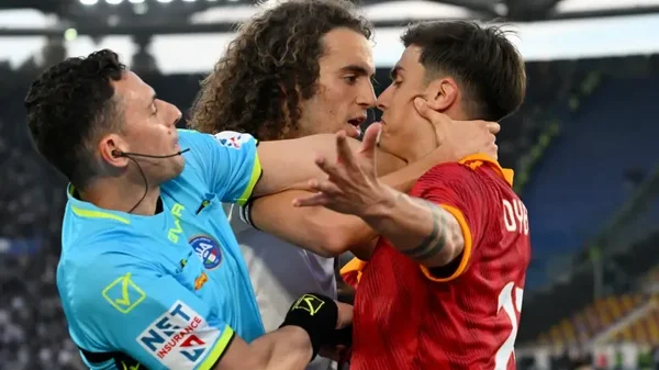 Paulo Dybala jaló del pelo a un rival en el picante derbi de Roma: video