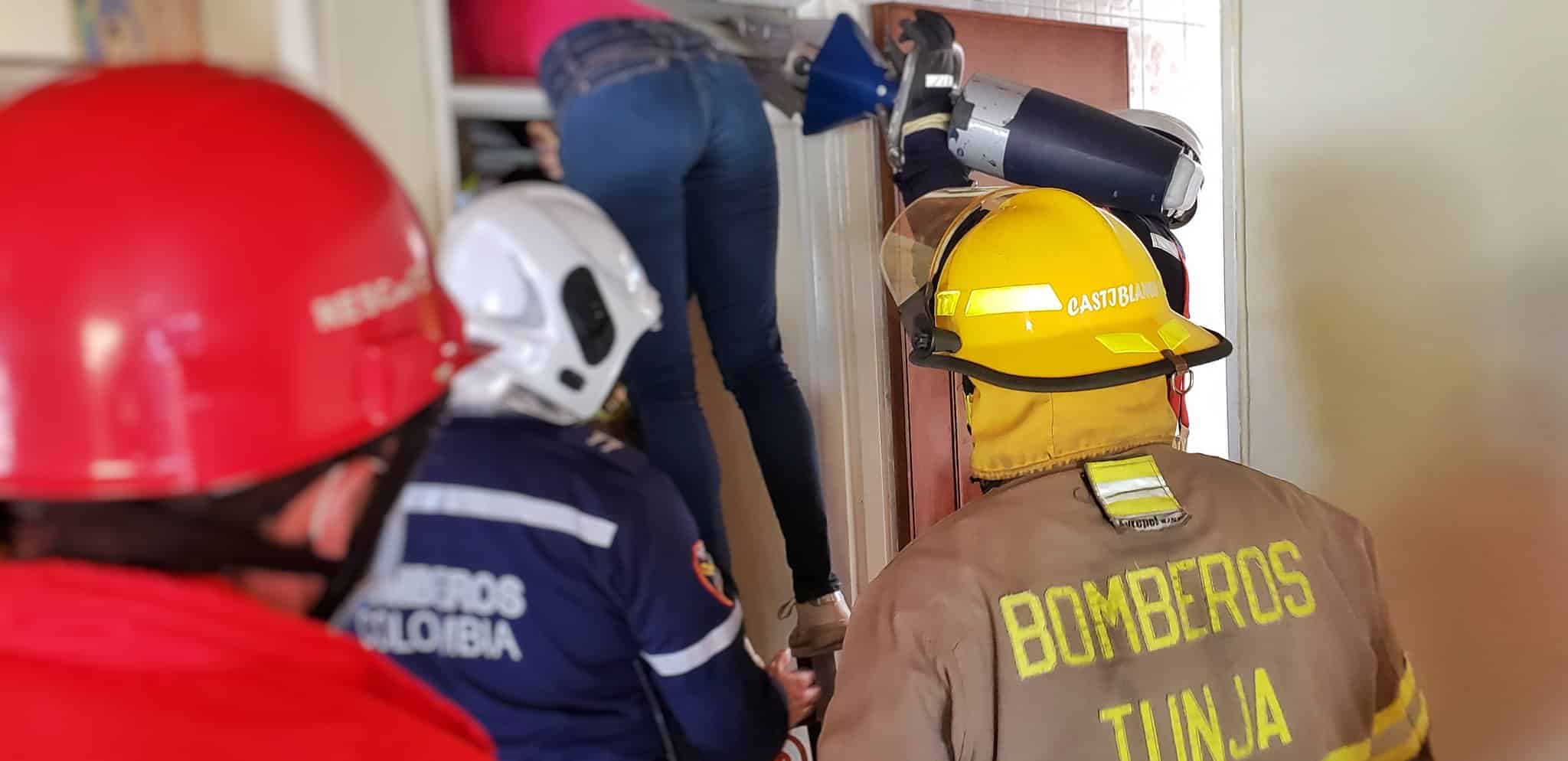 Rescate de mujer que se quedó atrapada en una puerta