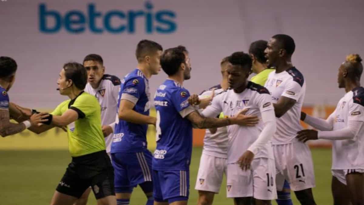 Dos jugadores de Ecuador son suspendidos del torneo local