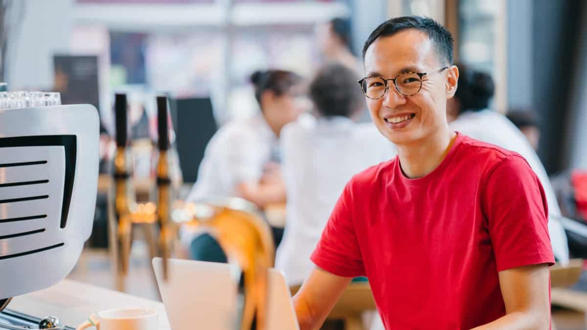 Cliente satisfecho en un negocio estándar.