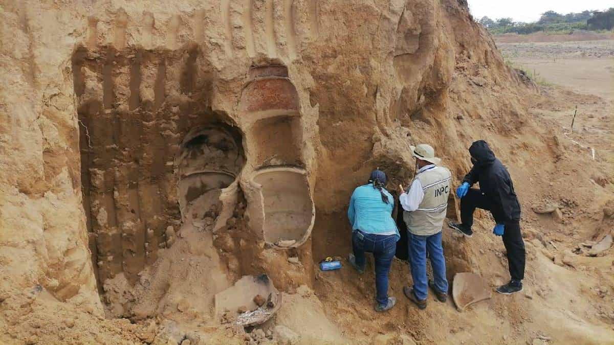 Arqueólogos hallan urna funeraria de la cultura prehispánica en Ecuador