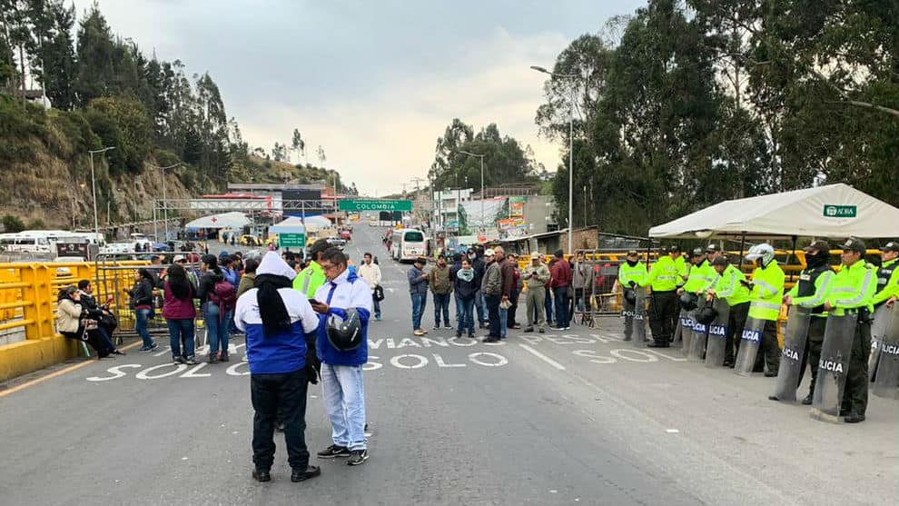 Los manifestantes solicitan ampliar la vía Panamericana a cuatro carriles y declarar a Tulcán como zona franca. Foto: @PoliciaEcuador