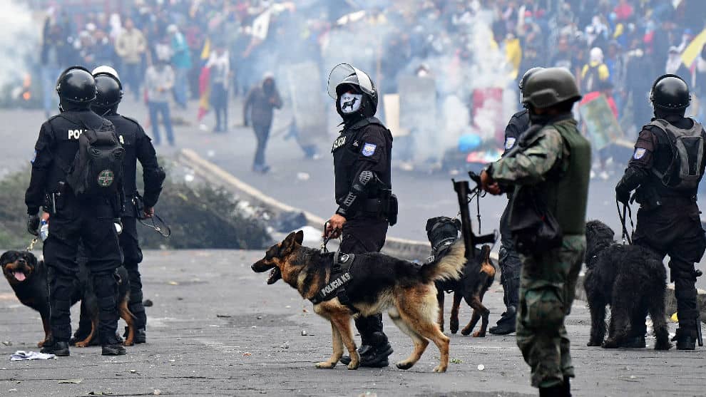 Nuevos enfrentamientos se desataron entre manifestantes y la fuerza pública en las afueras de la Asamblea. Foto: AFP