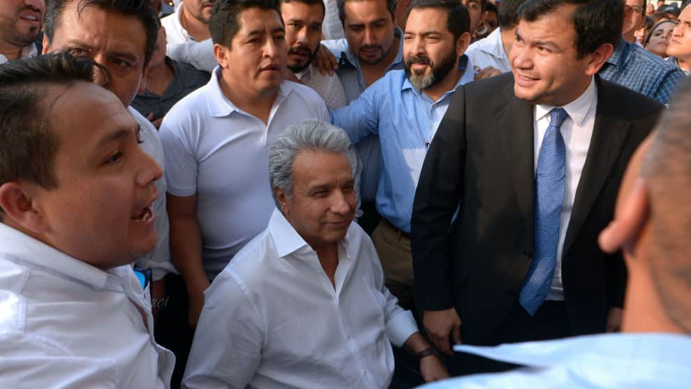 Gobierno de Ecuador ordena toque de queda nocturno alrededor de sedes públicas