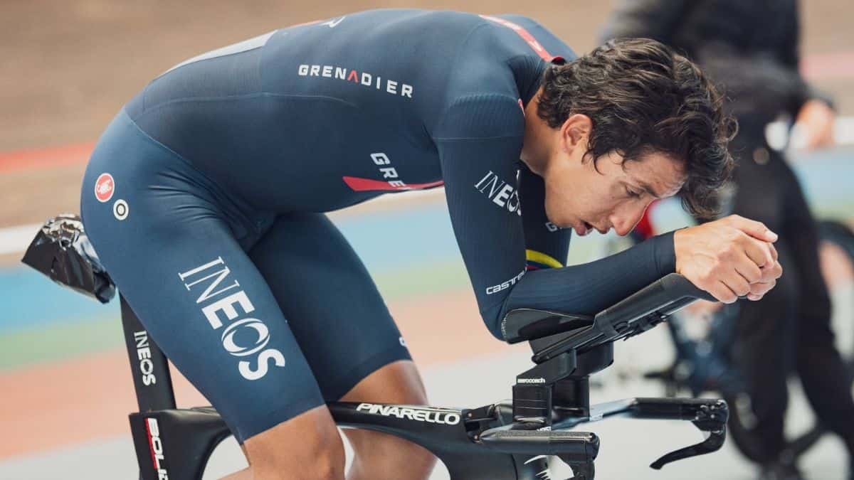 Foto: @INEOSGrenadiers | Egan Bernal ya prepara la crono para la temporada 2022