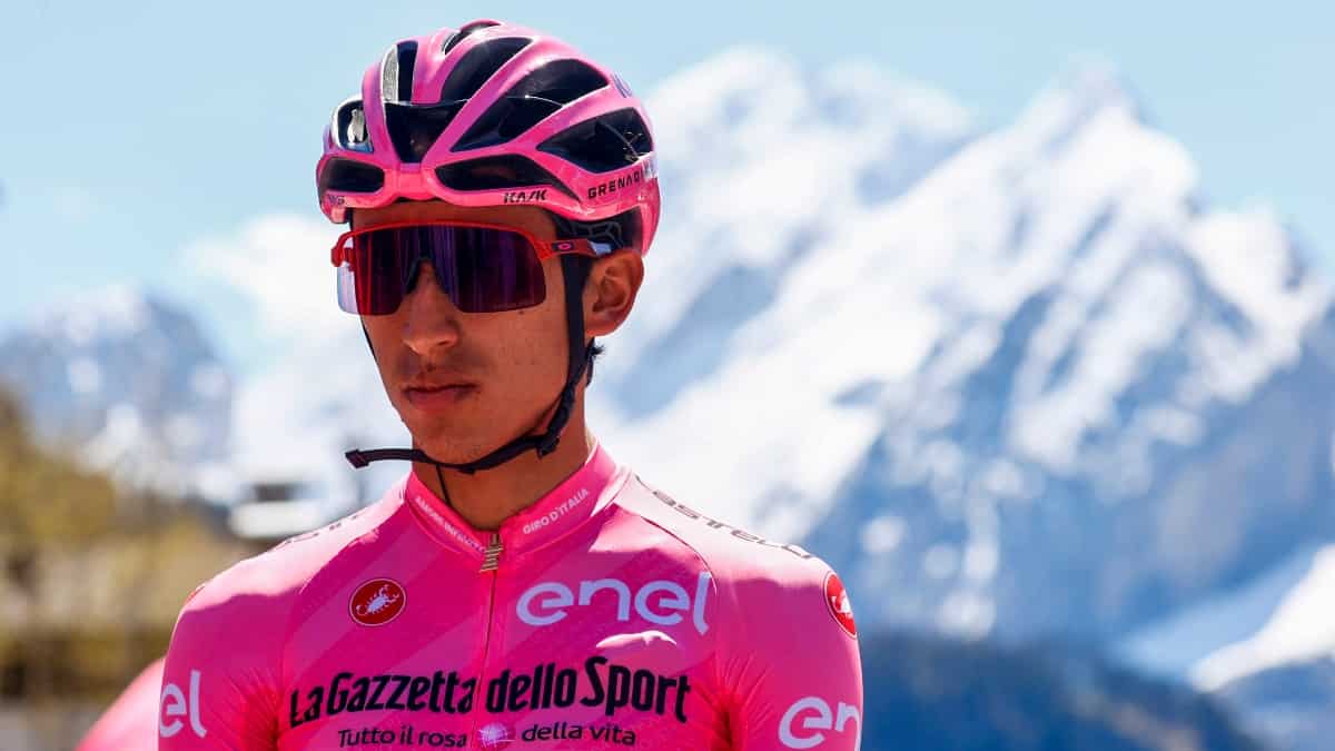Egan Bernal con la camiseta de líder del Giro de Italia