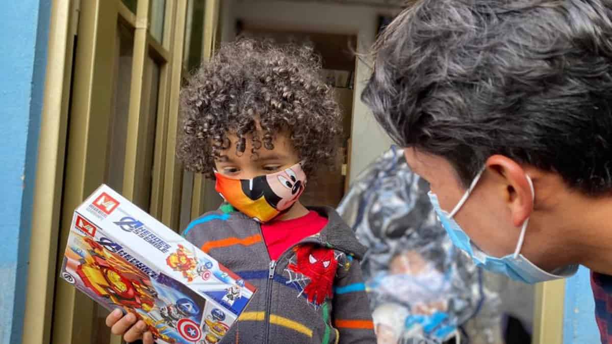 Egan Bernal dio regalos a los niños en Navidad