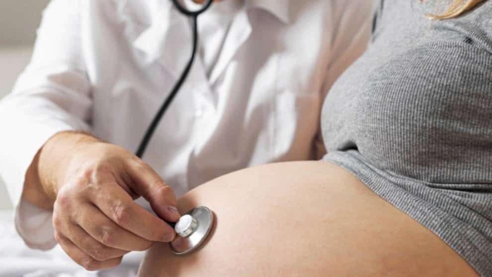 Embarazadas podrían transmitir coronavirus a sus hijos, aseguran médicos