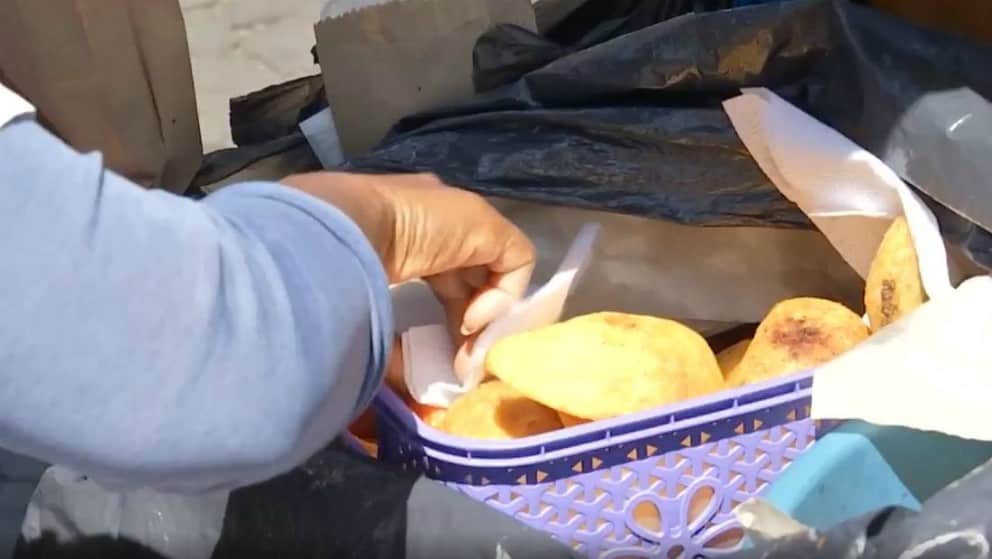 Policía no puede multar a ciudadanos que compren empanadas u otros alimentos en la calle